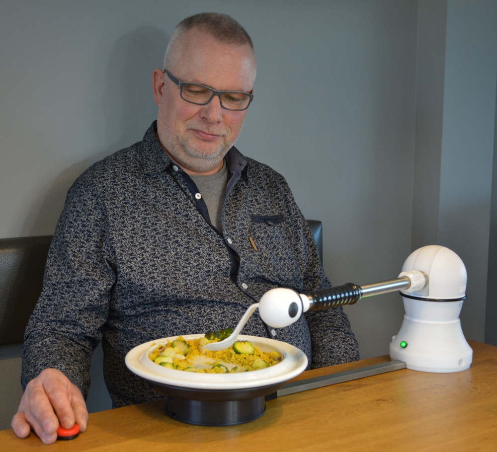 iEAT_Spiserobot_paa_bord