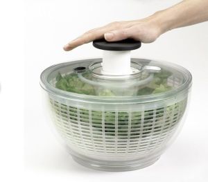 OXO Good Grips Salatslynge - pumpen betjenes nemt med en hånd