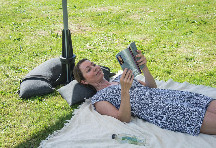 PLINTHIT - god som nakkestøtte under parasollen.png