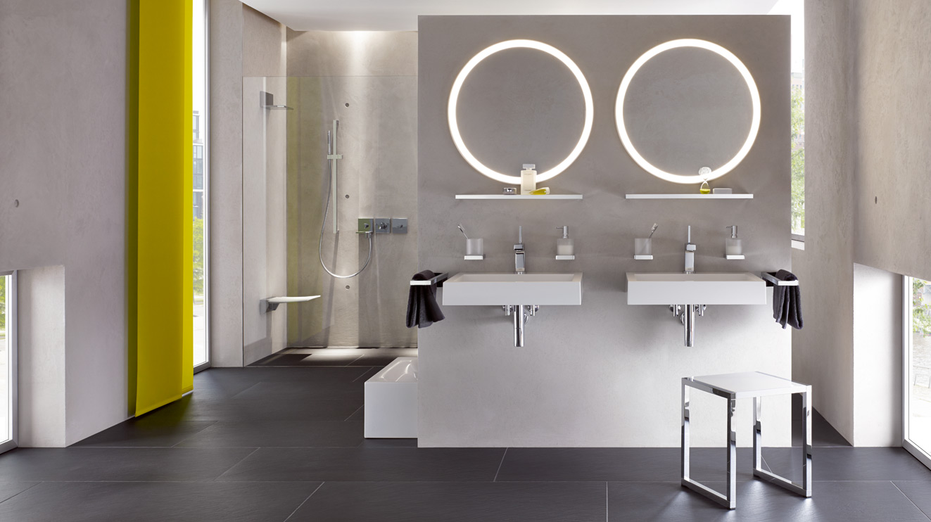 hewi badeværelse med belysning og spejle